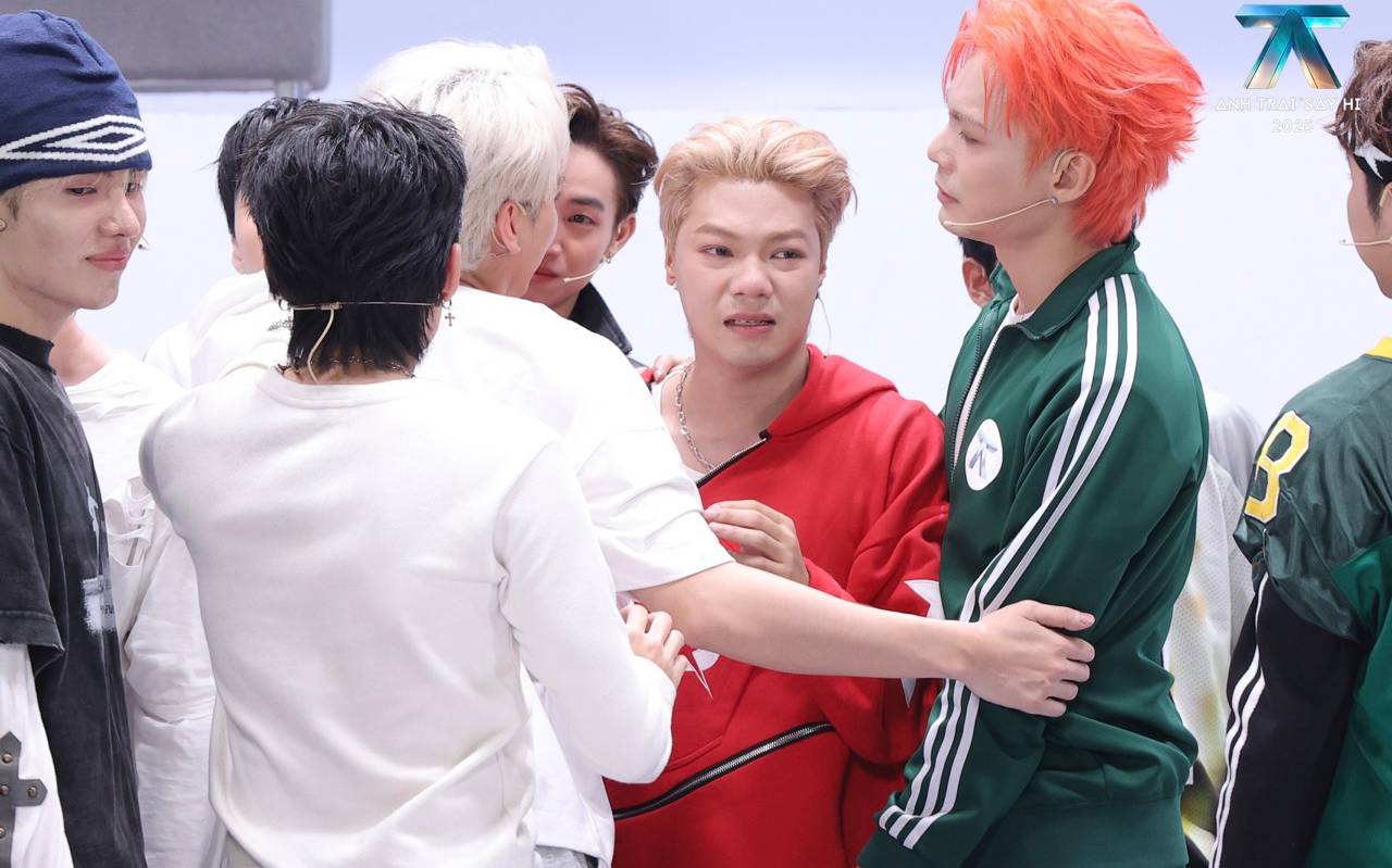 Episode 8 of Say Hi Brother ended with a tearful elimination. Photo: VieON.