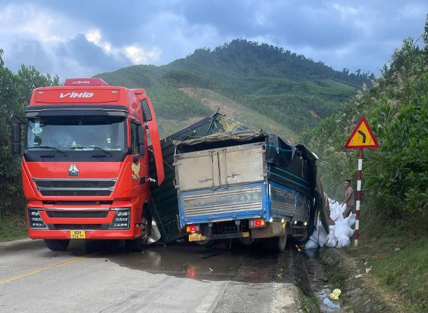 Hien truong vu TNGT nghiem trong giua xe dau keo va xe tai tren duong Ho Chi Minh, khien 1 nguoi chet. Anh: Truong An