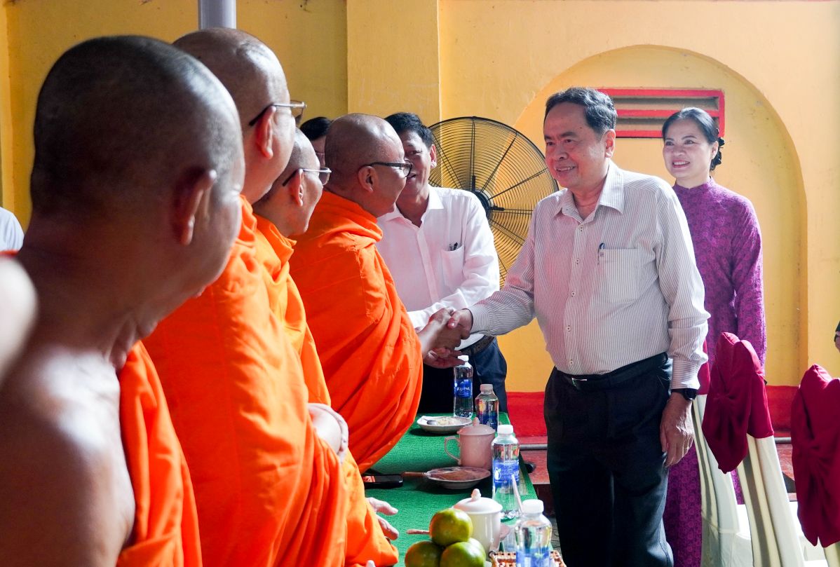 Chu tich Quoc hoi Tran Thanh Man chao mung cac vi hoa thuong, thuong toa, dai duc, tru tri cac chua tren dia ban TP Can Tho. Anh: Phuong Anh