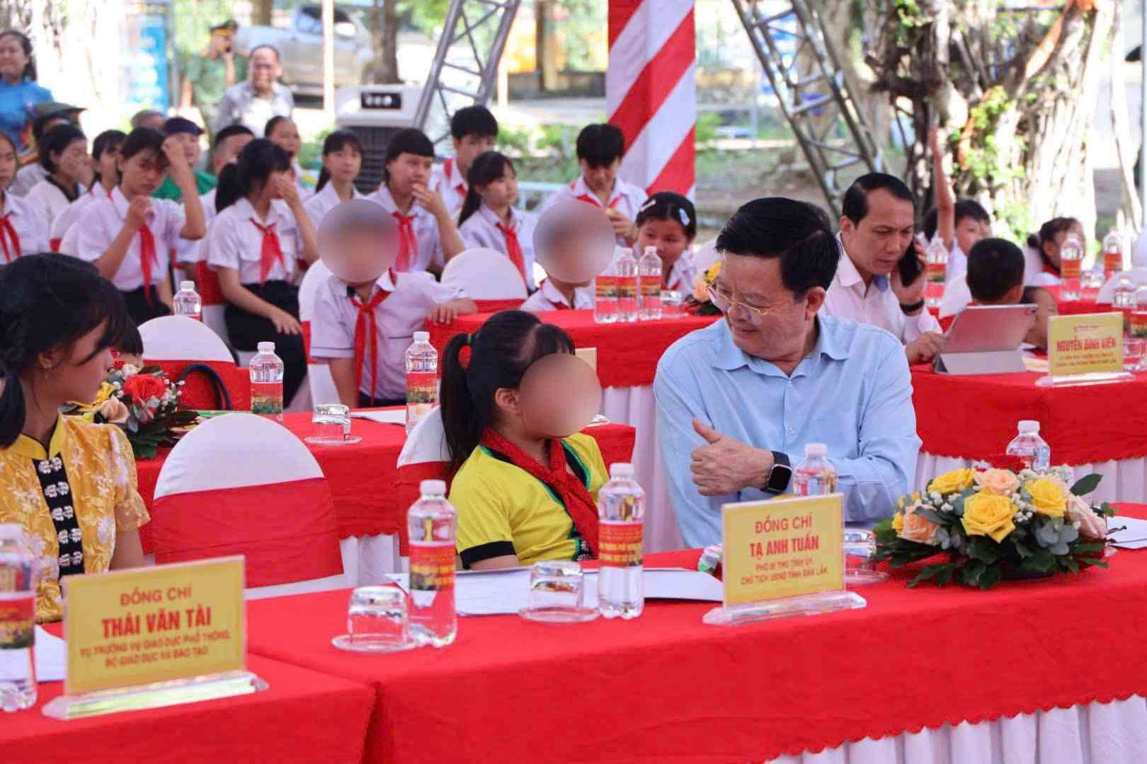 Pho Thu tuong Chinh phu Mai Van Chinh dong vien khich le hoc sinh vung bien gioi tinh Dak Lak. Anh: Bao Trung