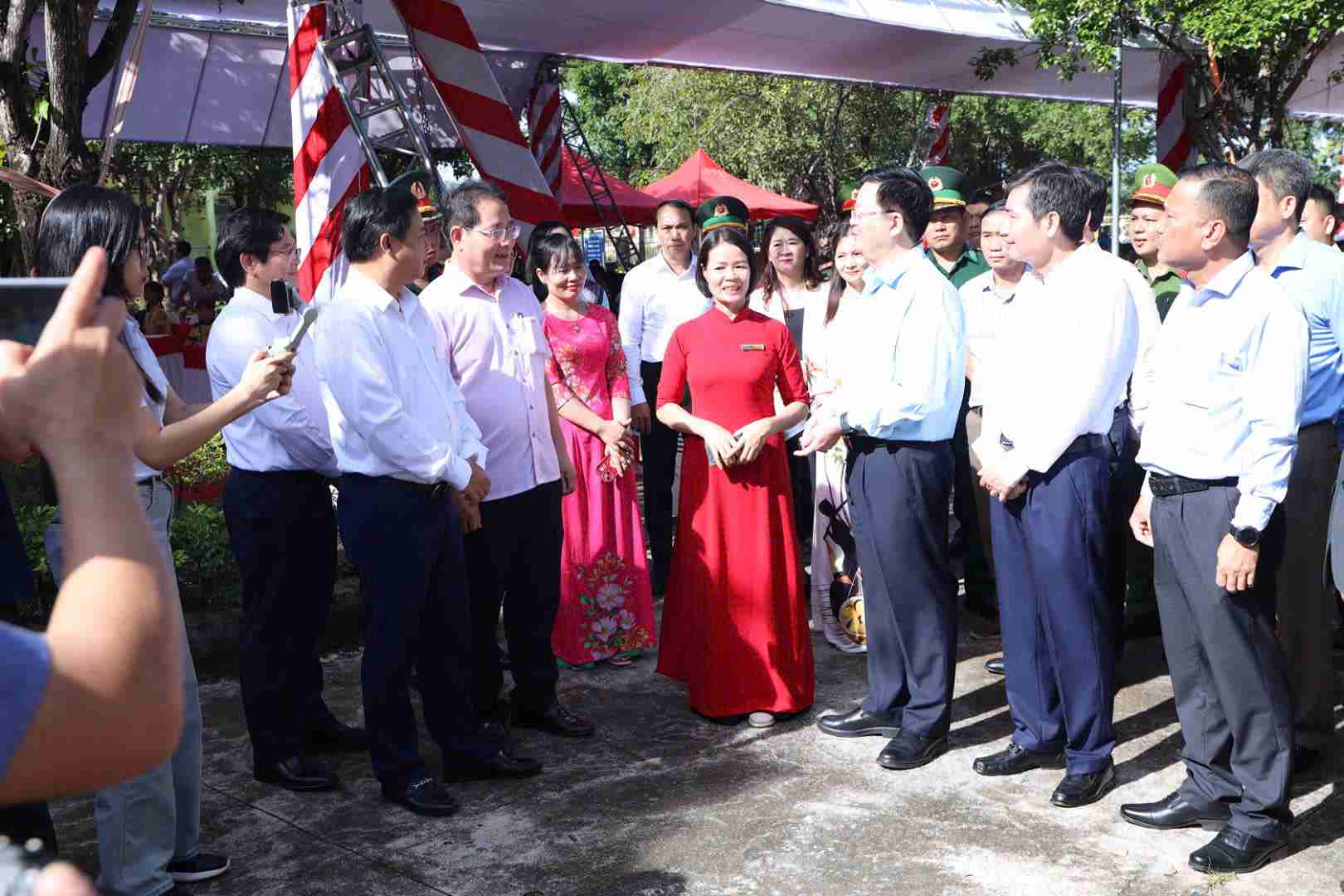 Member of the Party Central Committee, Deputy Prime Minister Mai Van Chinh (3rd from right) attended the groundbreaking ceremony of the inter-level boarding house in Ia Ru commune, Dak Lak province. Photo: Bao Trung