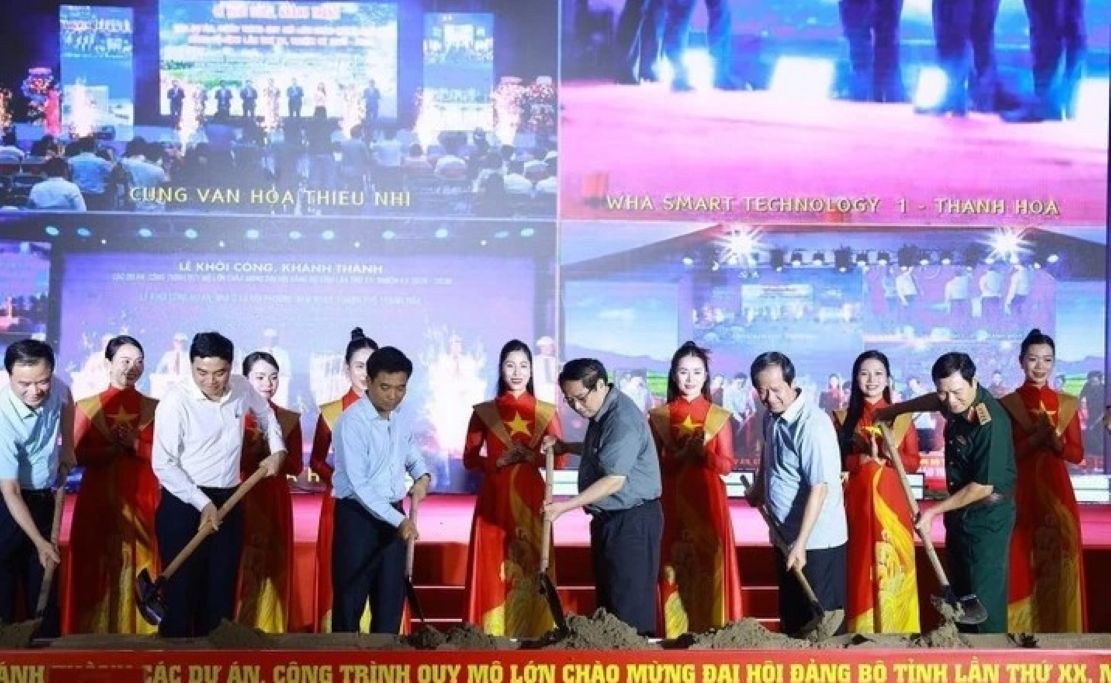 Prime Minister Pham Minh Chinh and delegates performed the groundbreaking ceremony for the inter-level primary and secondary boarding school in the mountainous commune of Bat Mot, on October 14, 2025. Photo: Tran Lam