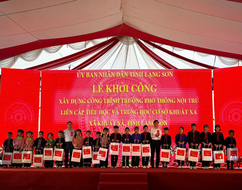 Pho Thu tuong Chinh phu va Bi thu Tinh uy Lang Son tang qua hoc sinh xa Khuat Xa. Anh: Khanh Linh