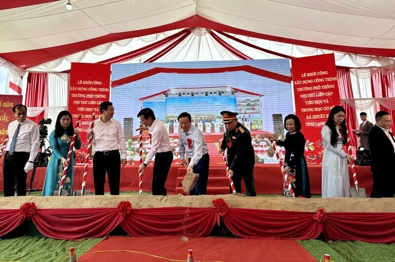 Pho Thu tuong cung cac lanh dao Bo, nganh, dia phuong thuc hien le khoi cong. Anh: Khanh Linh