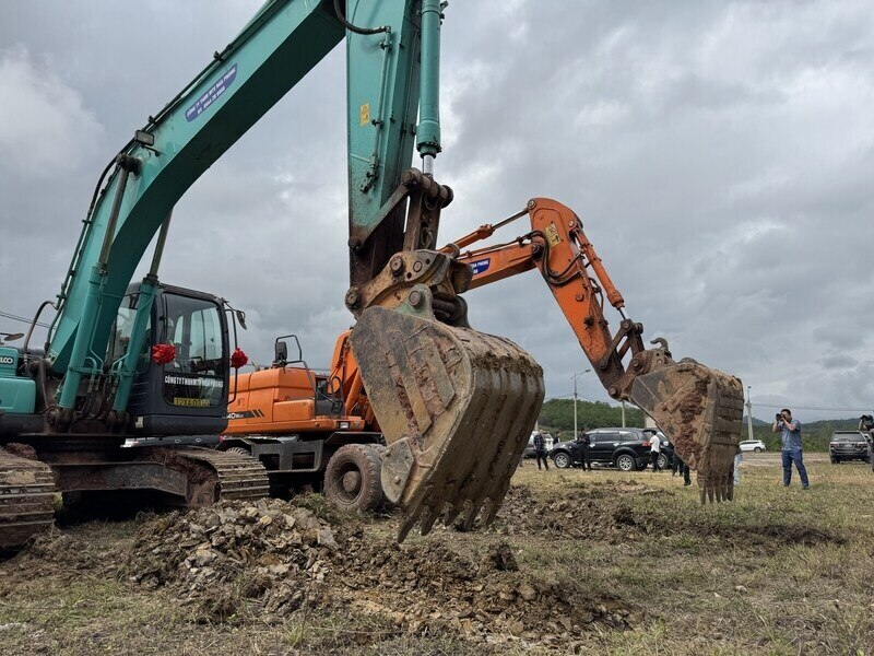 Nhung gau may xuc dau tien cua ngoi truong mo uoc duoc trien khai tren vung phen dau. Anh: Khanh Linh