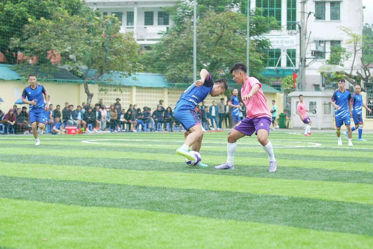 Mot pha bong tai giai dau. Anh: Cong ty than Vang Danh