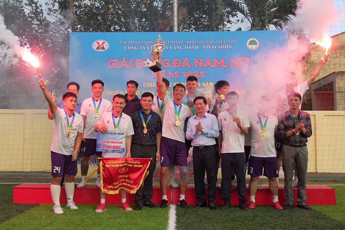 2025年、ヴァンダン石炭株式会社の男女サッカートーナメントで、No.1鉱業連合チームが男子優勝を果たした。写真:ヴァンダン石炭会社