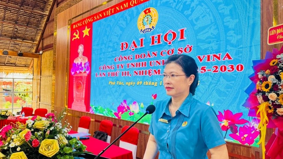 Ms. Le Thi Kim Chi - Permanent Vice President of the Vinh Long Provincial Federation of Labor gave a speech at the Congress. Photo: Hoang Loc