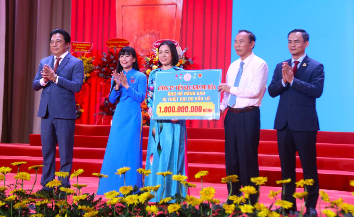 La Junta Directiva de la Compañia Yen sao Khanh Hoa entrega 1.000 millones de VND para apoyar a las provincias en la superacion de desastres naturales. Foto: Phuong Linh