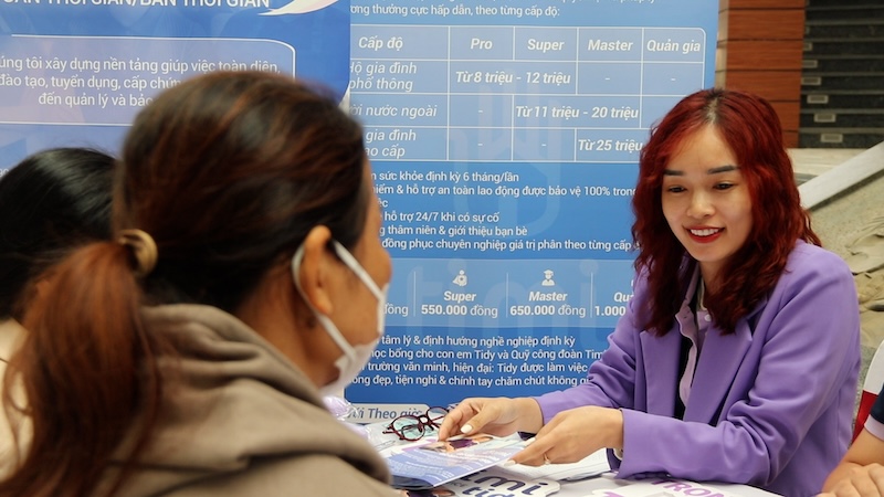 Chi Nguyen Hoai Trang, nguoi sang lap mot cong ty startup ve dich vu giup viec gia dinh, gap kho ve viec tuyen dung vao dip cuoi nam. Anh: My Linh