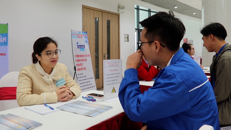 Muchas empresas en Hanoi tienen que marearse para buscar mano de obra calificada a finales de año. Foto: My Linh
