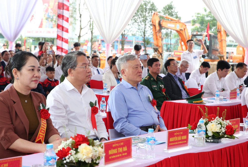 Pho Thu tuong Thuong truc Chinh phu Nguyen Hoa Binh, Bo truong Bo Tu phap Nguyen Hai Ninh du le khoi cong du an Truong noi tru lien cap Tieu hoc – THCS Son Kim 1, tinh Ha Tinh. Anh: VGP/Nguyen Hoang