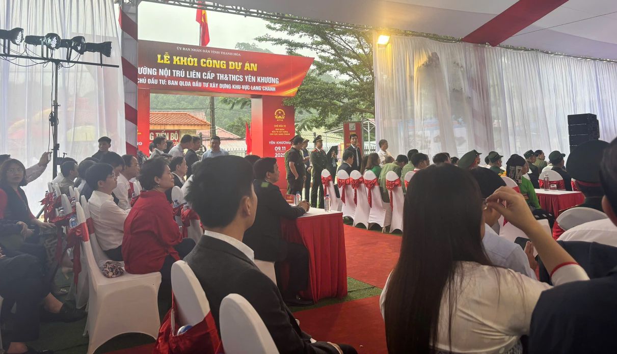 Dong dao phu huynh, hoc sinh da don cho tu som. Anh: Tran Lam