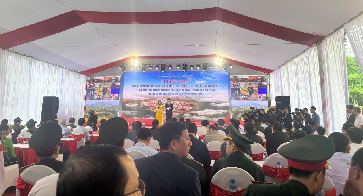 Ai cung hao huc don cho Thu tuong va mong som co ngoi truong moi, khang trang. Anh: Tran Lam