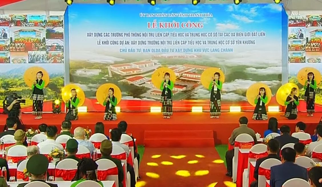 Art program before the groundbreaking ceremony in Yen Khuong commune, Thanh Hoa. Photo: Tran Lam