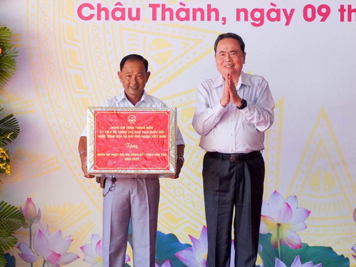 Chu tich Quoc hoi Tran Thanh Man tang qua cho tang tap the Khu dan cu ap Chau Thanh, xa An Ninh (TP Can Tho). Anh: Phuong Anh