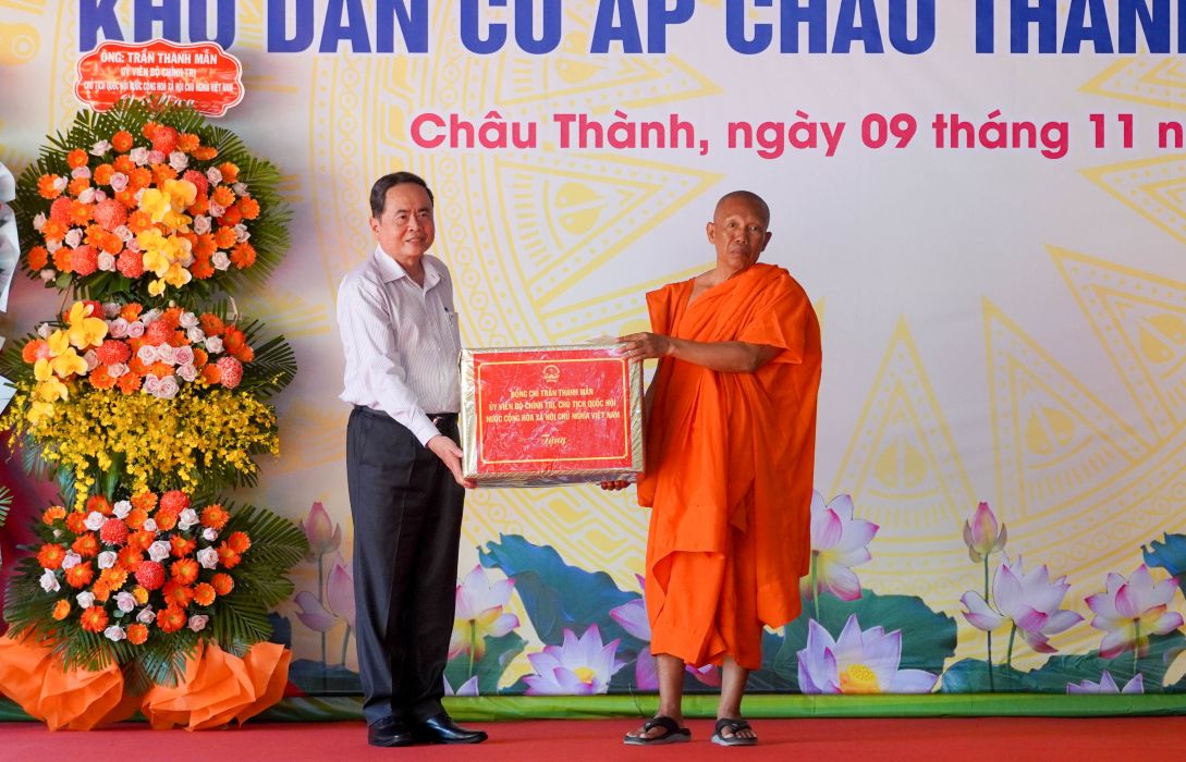 Chu tich Quoc hoi Tran Thanh Man tang qua cho chua Tum Nup (xa An Ninh, TP Can Tho). Anh: Phuong Anh