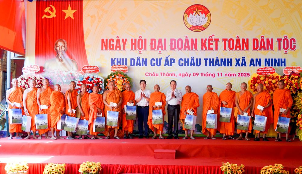 Chu tich Quoc hoi Tran Thanh Man va ong Le Quang Tung - Bi thu Thanh uy Can Tho tang qua cho cac vi chuc sac cua TP Can Tho. Anh: Phuong Anh