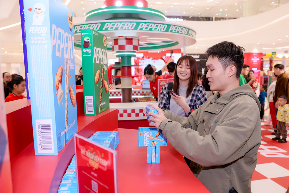 Customers participate in playing minigame at PEPERO- Popup Store, a bakery brand from Korea. Photo: Provided by the enterprise
