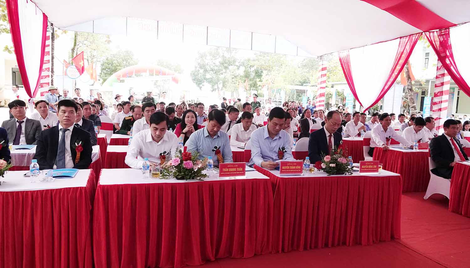 Cac dai bieu du le khoi cong Truong Pho thong noi tru lien cap Tieu hoc – THCS tai xa Huong Khe. Anh: Tran Tuan.