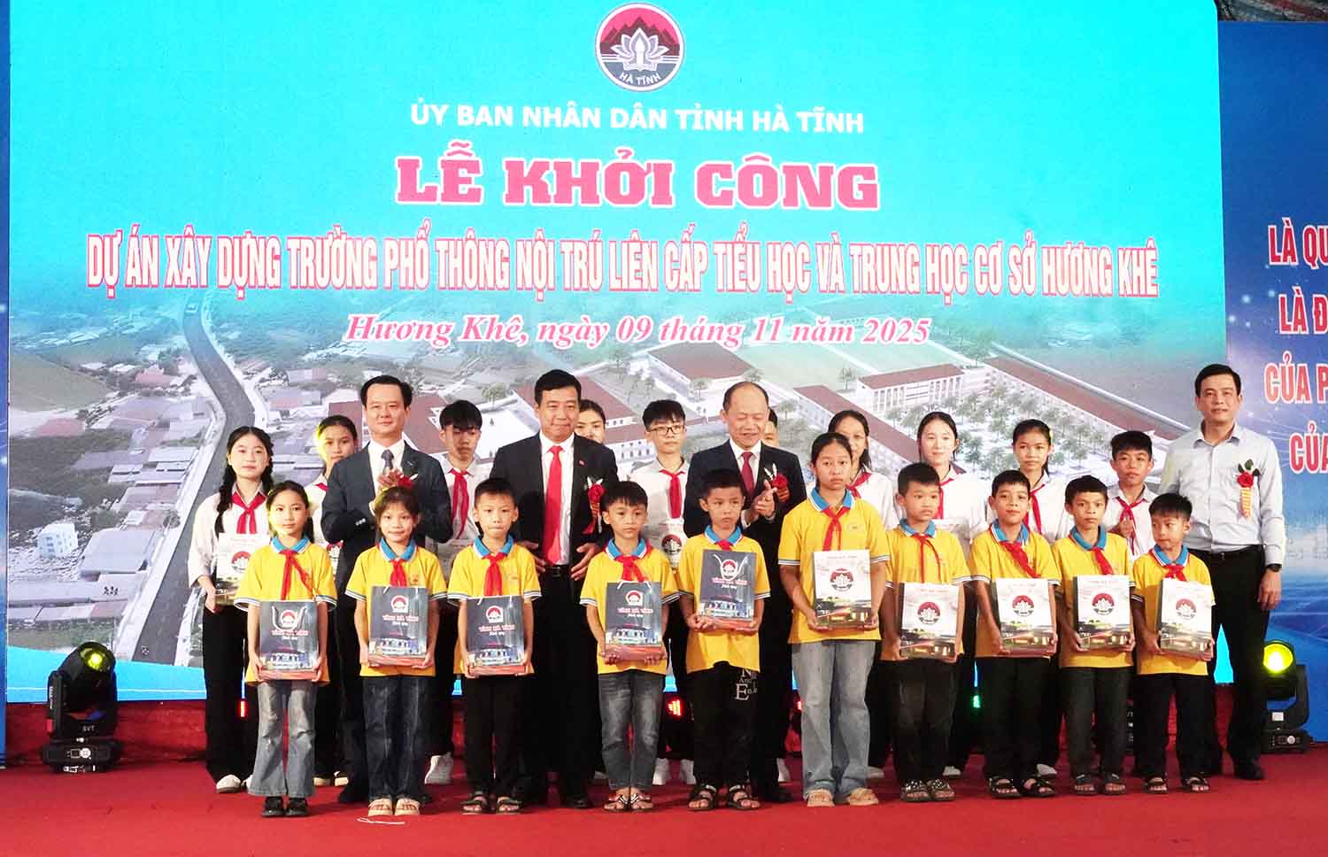 Tang qua cho hoc sinh Truong Tieu hoc Phu Gia va Truong THCS Phu Gia tai  le khoi cong xay dung Truong Pho thong noi tru lien cap Tieu hoc – THCS Huong Khe. Anh: Tran Tuan.