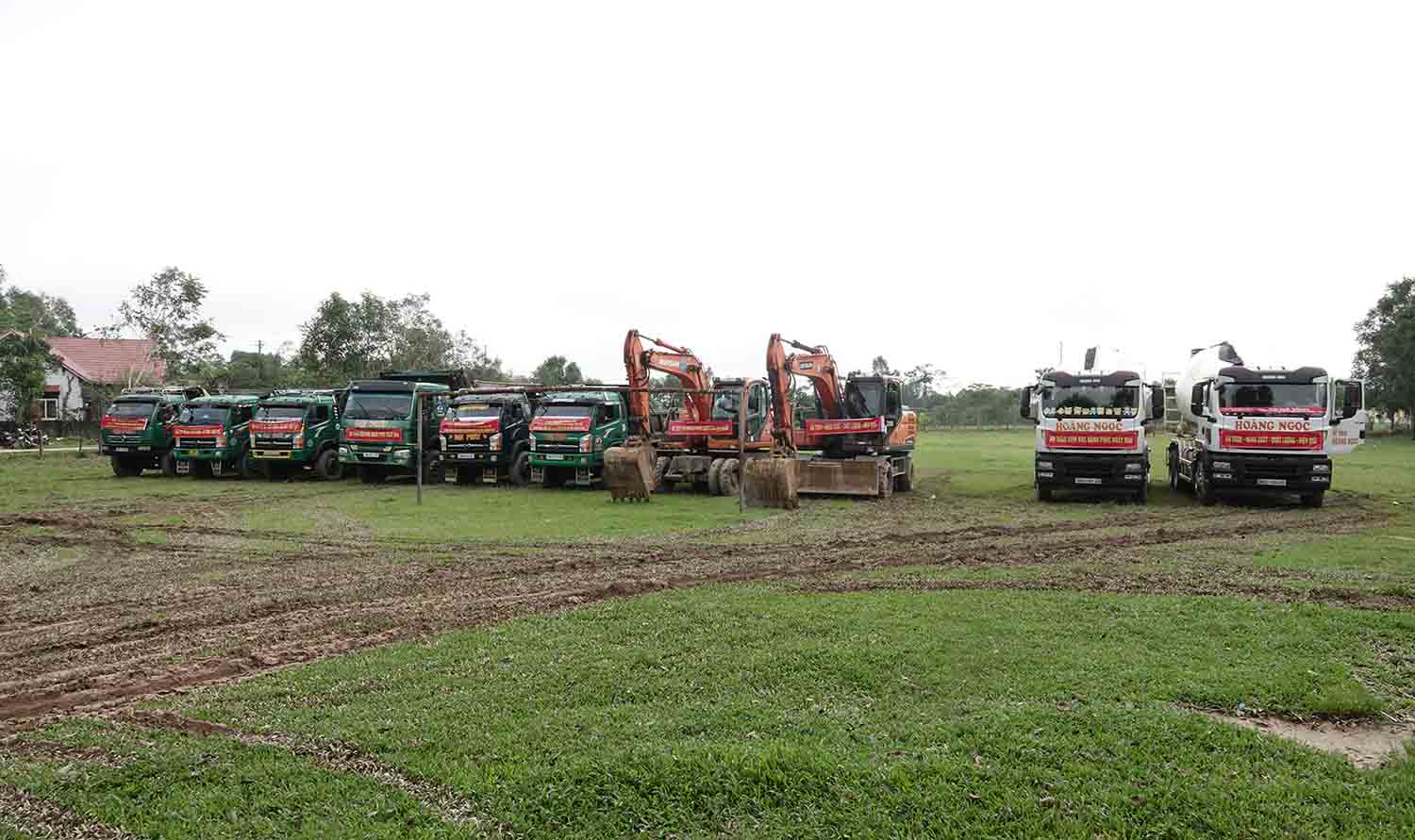 Vehicles and machinery at the groundbreaking ceremony for the construction of Huong Khe Primary - Secondary Boarding School. Photo: Tran Tuan.