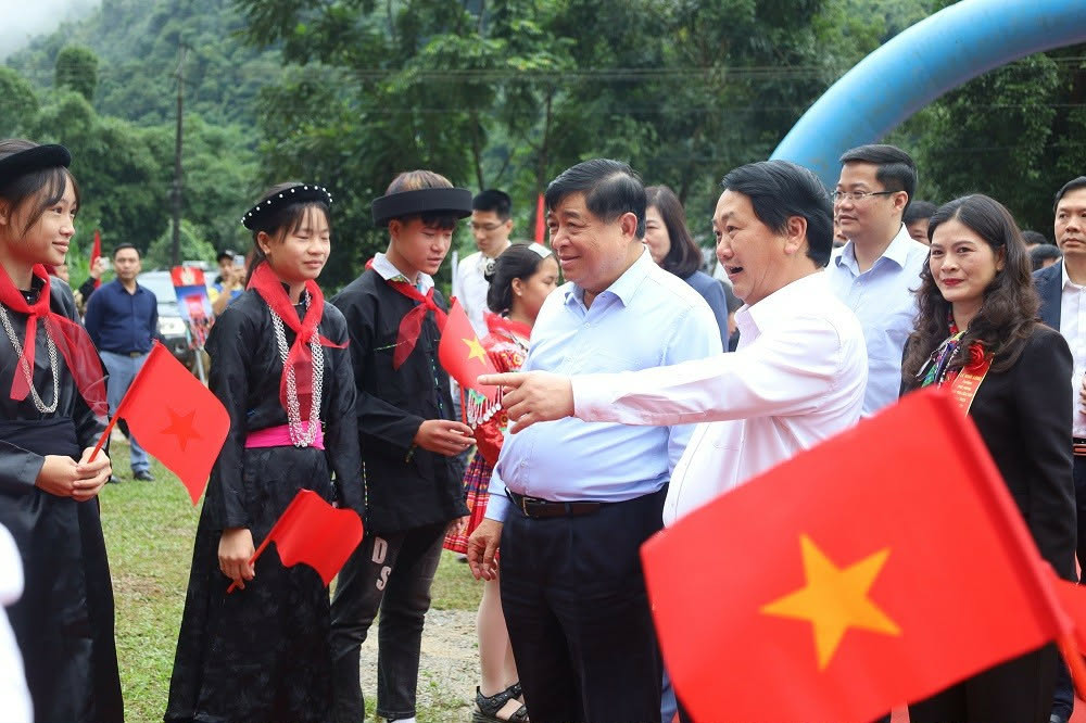 Deputy Prime Minister Nguyen Chi Dung attended the groundbreaking ceremony of Minh Tan Primary and Secondary Boarding School. Photo: Duc Hanh