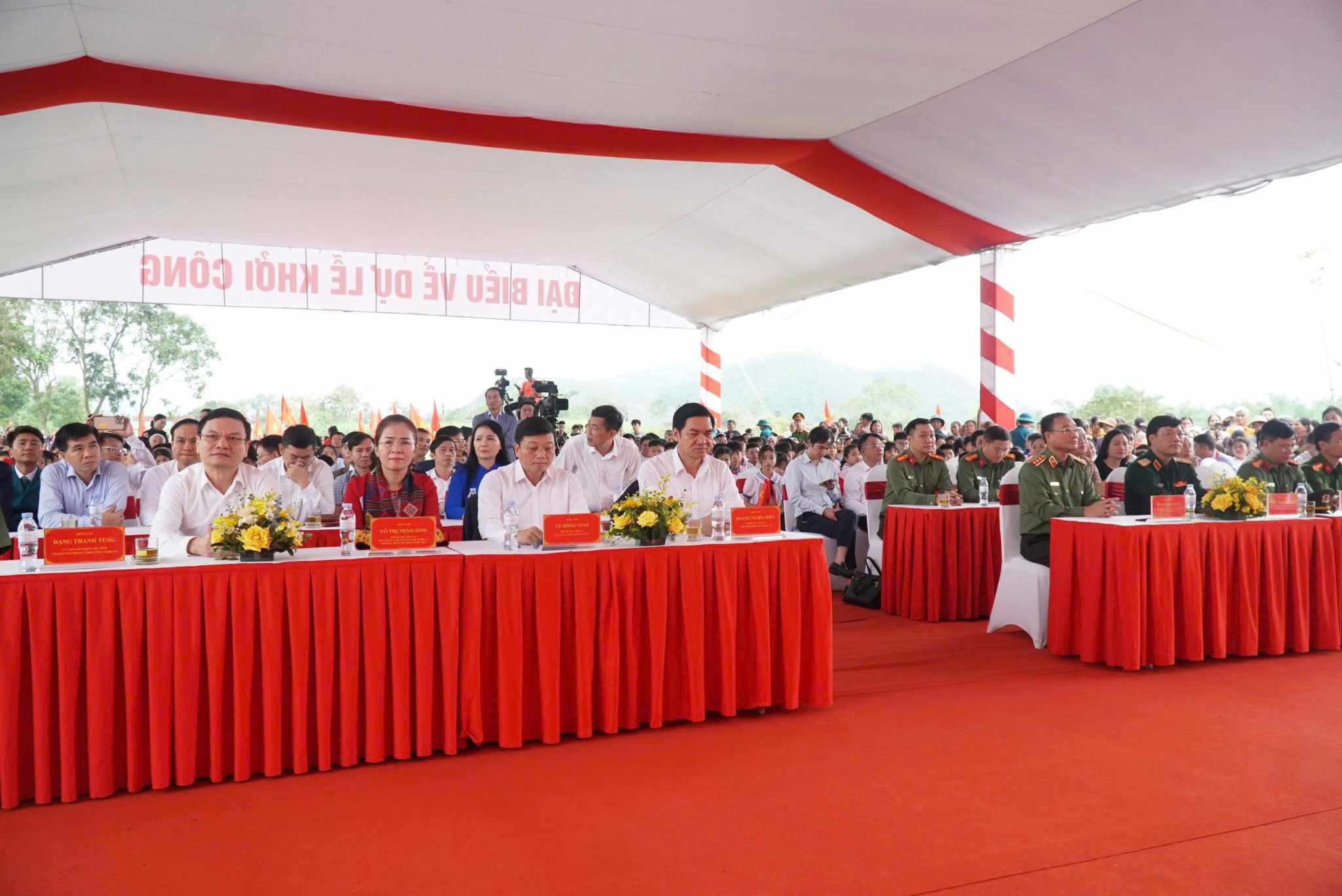 Delegates attending the groundbreaking ceremony of Hanh Lam Primary and Secondary Boarding School (Hanh Lam commune, Nghe An province). Photo: Quang Dai