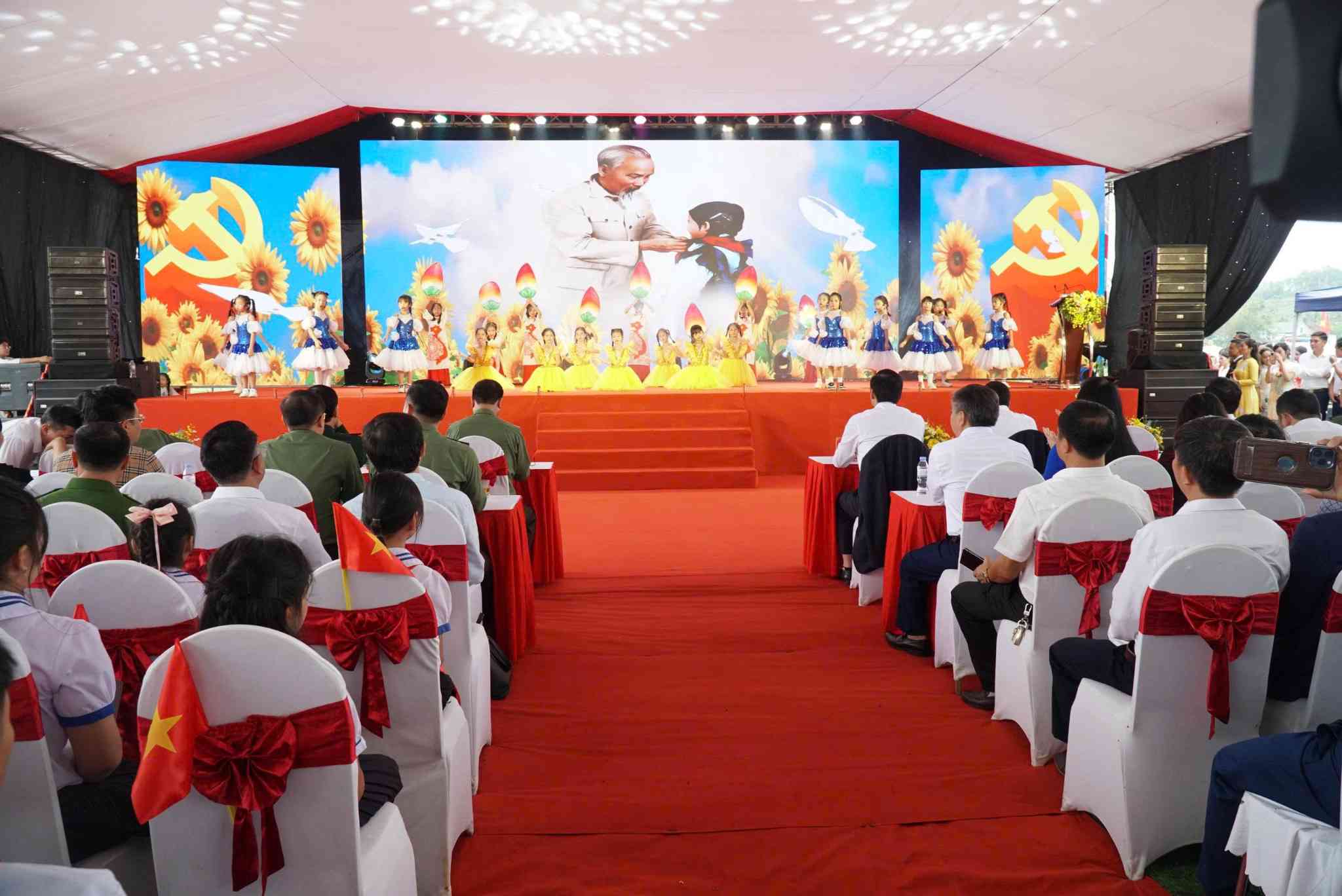 Tiet muc van nghe do cac hoc sinh bieu dien tai le khoi cong Truong Pho thong noi tru lien cap Tieu hoc va Trung hoc co so Hanh Lam (xa Hanh Lam, tinh Nghe An). Anh: Quang Dai