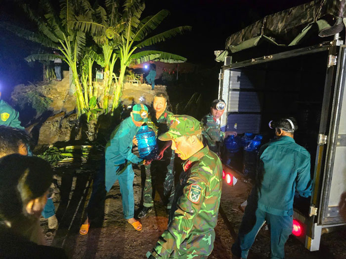 Water transportation soldiers support people affected by the storm. Photo: DVCC