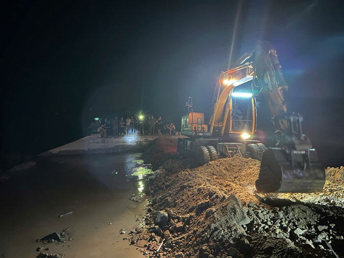 Khac phuc su co lu cuon troi dap tran. Anh: DVCC