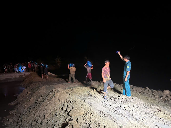 Dua nguoi dan den khu vuc an toan. Anh: DVCC