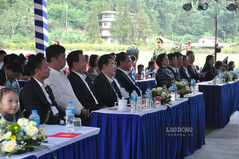 Cac lanh dao trung uong va dia phuong du le khoi cong truong noi tru tai Lao Cai. Anh: Dinh Dai