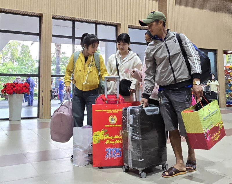 Doan vien, nguoi lao dong chuan bi ra ga ve que don Tet At Ty 2025 tren “Chuyen tau Xuan Cong doan 2025” do Tong LDLD Viet Nam ho tro ve. Anh: Nam Duong