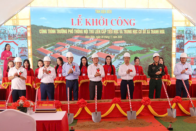 Deputy Prime Minister Le Thanh Long and leaders of Dien Bien province performed the groundbreaking ceremony of the Thanh Nua Primary and Secondary School project. Photo: Thanh Binh