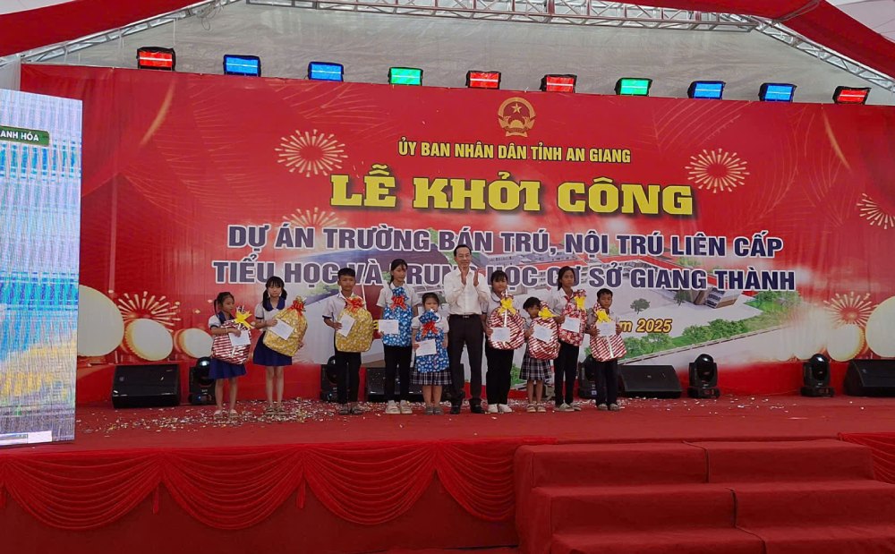 Khoi cong tai diem truong o xa Giang Thanh. Anh: Nam Phuong