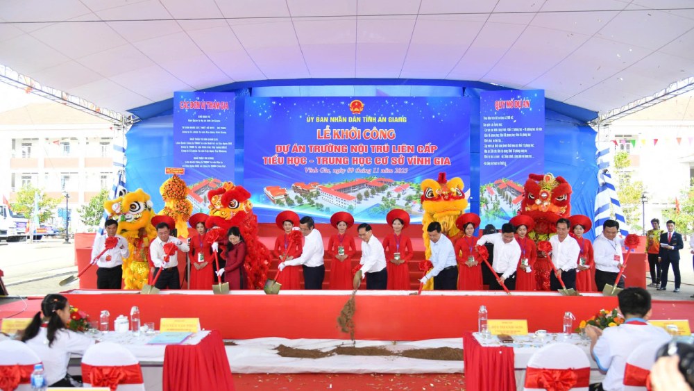 Delegates performed the groundbreaking ceremony of the Vinh Gia Primary - Secondary Boarding School in Vinh Gia border commune. Photo: Phuong Vu