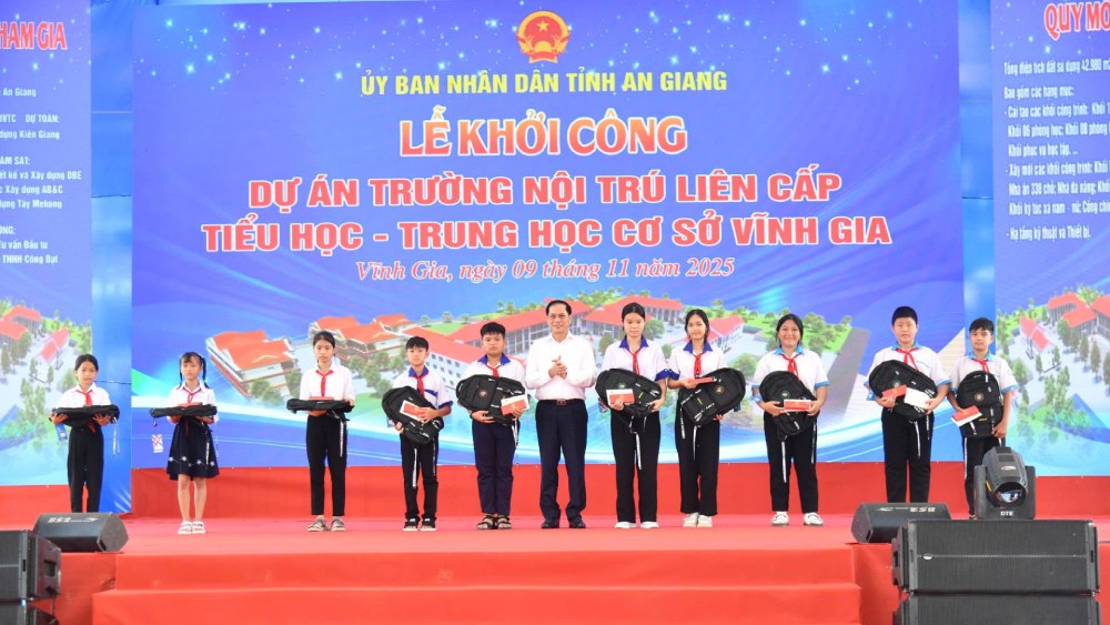 Pho Thu tuong Bui Thanh Son trao tang qua cho cac em hoc sinh. Anh: Phuong Vu