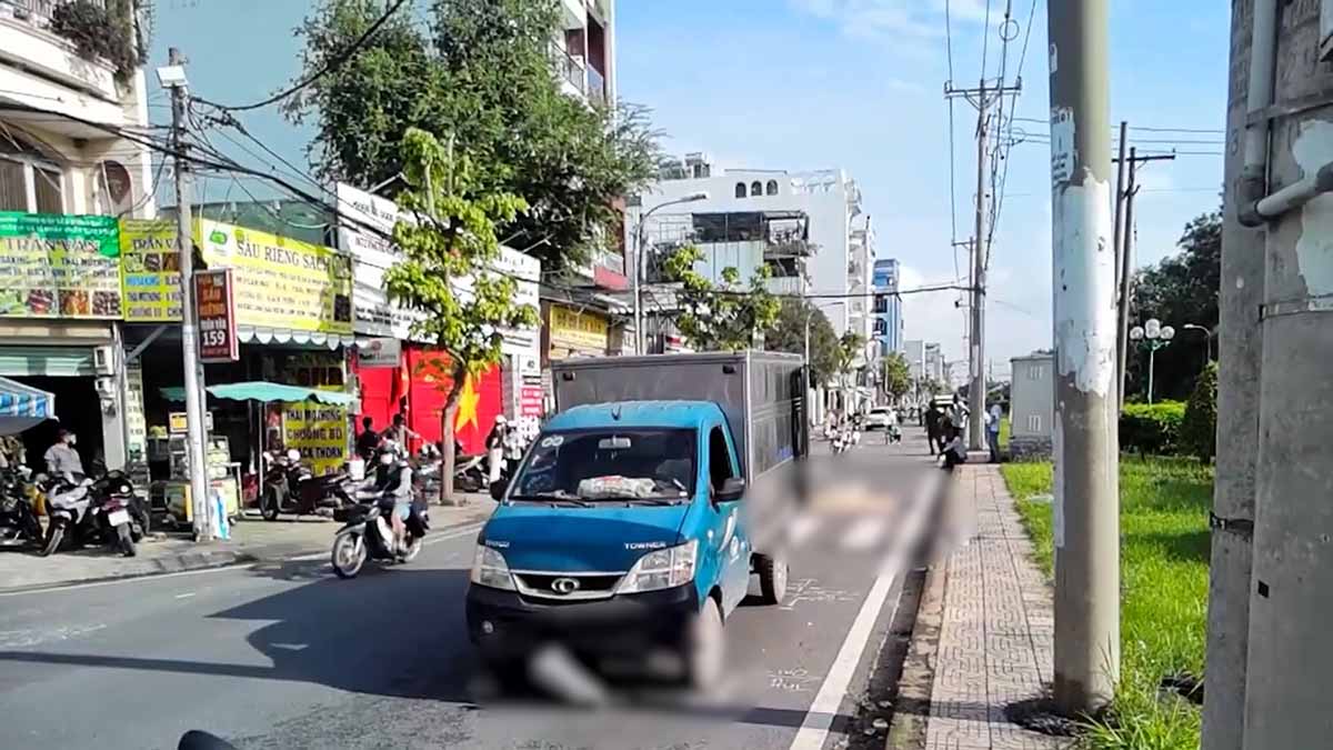 The scene of a collision between a truck and a pedestrian in Ho Chi Minh City left 1 person dead. Photo: Anh Tu