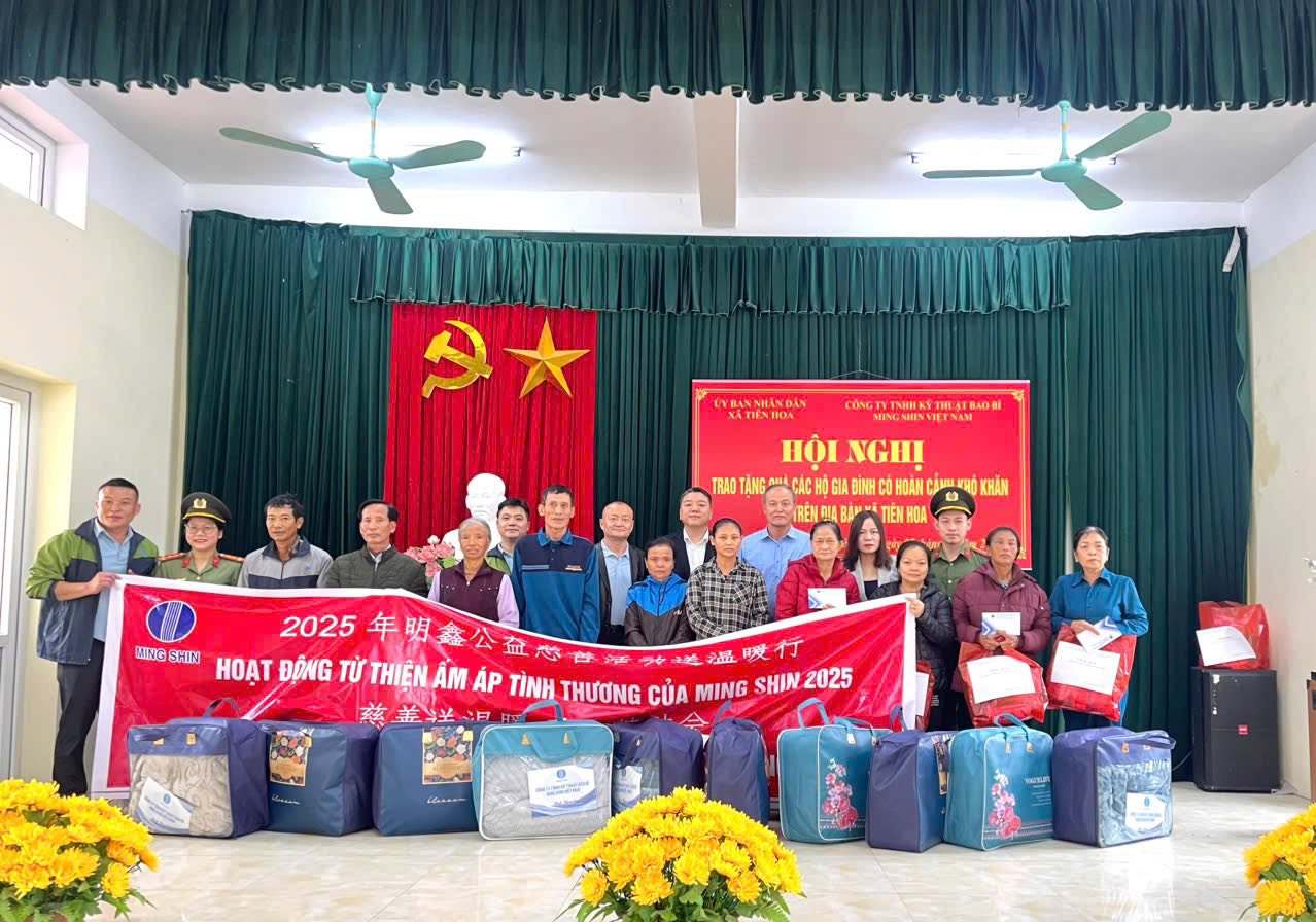 ティエンホアの労働者や貧しい家庭に心温まる贈り物を送りました。写真: フンイエン労働組合