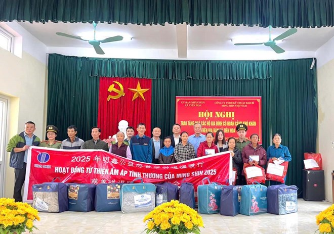 Những món quà ấm lòng gửi tới người lao động, hộ nghèo xã Tiên Hoa, Hưng Yên