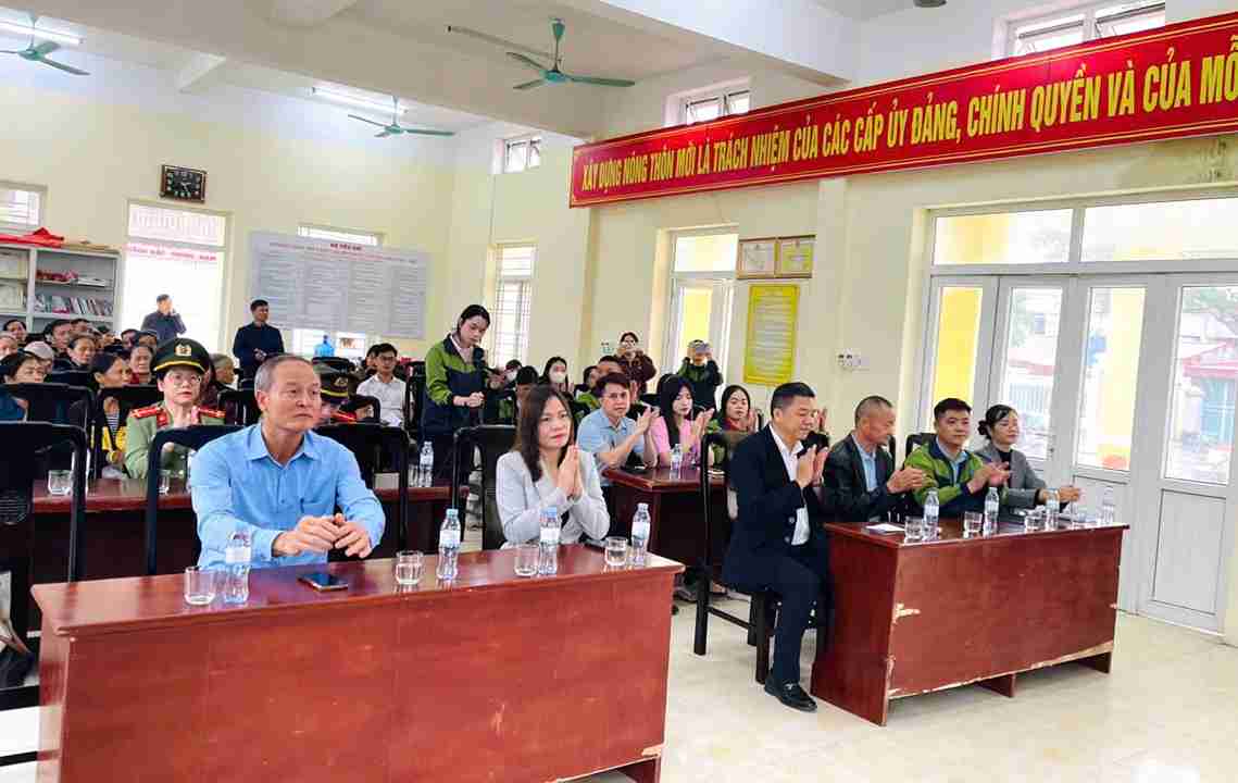 Ba Do Thi Huong - Chu tich Lien doan Lao dong tinh Hung Yen du chuong trinh trao qua cho nguoi lao dong va ho kho khan tai xa Tien Hoa. Anh: Cong doan Hung Yen