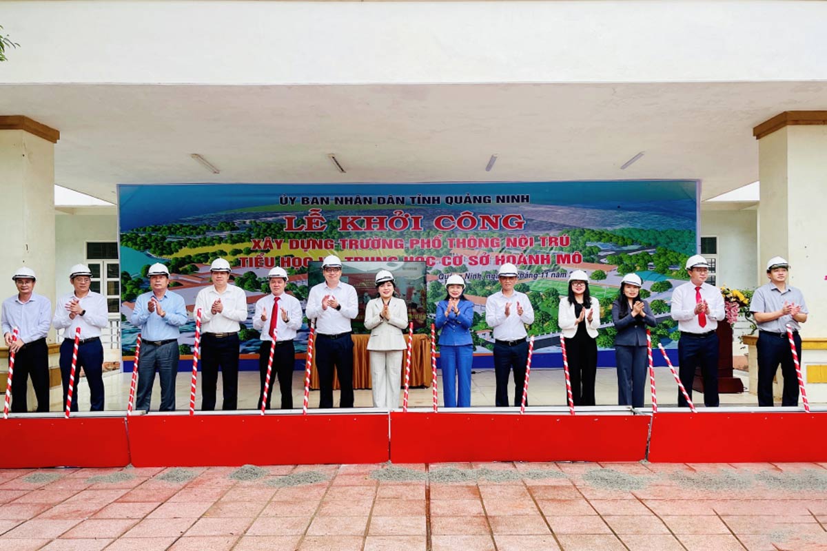 Delegates performed the groundbreaking ceremony for the construction of the Hoanh Mo Primary and Secondary Boarding School project. Photo: Quang Ninh Portal