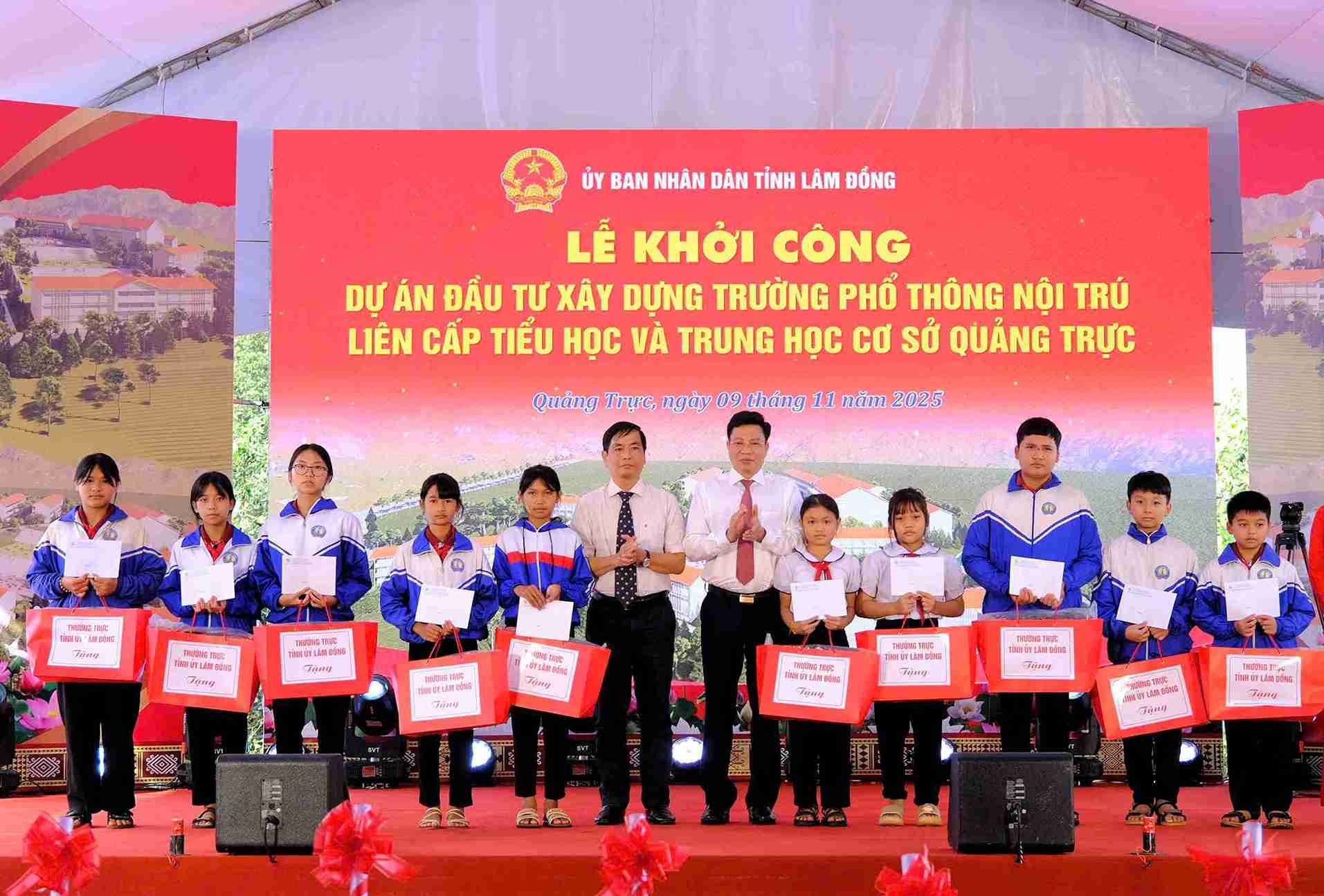 Ong Luu Van Trung, Pho Bi thu Tinh uy Lam Dong du le khoi cong truong pho noi tru lien cap Tieu hoc va THCS Quang Truc va tang qua cho hoc sinh dia phuong. Anh: Phuc Khanh