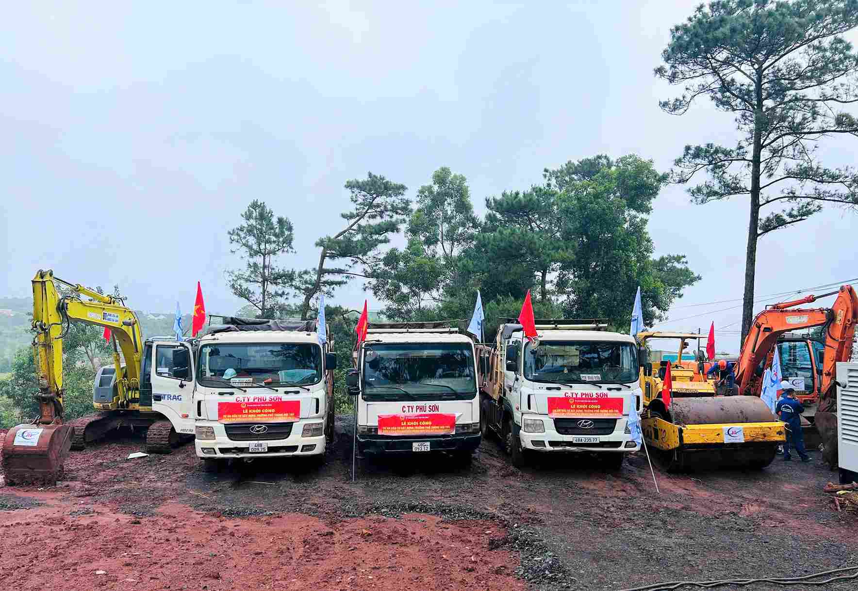 Phuong tien, may moc duoc huy dong tham gia khoi cong xay dung truong pho thong noi tru lien cap Tieu hoc va THCS xa Quang Truc. Anh: Phuc Khanh