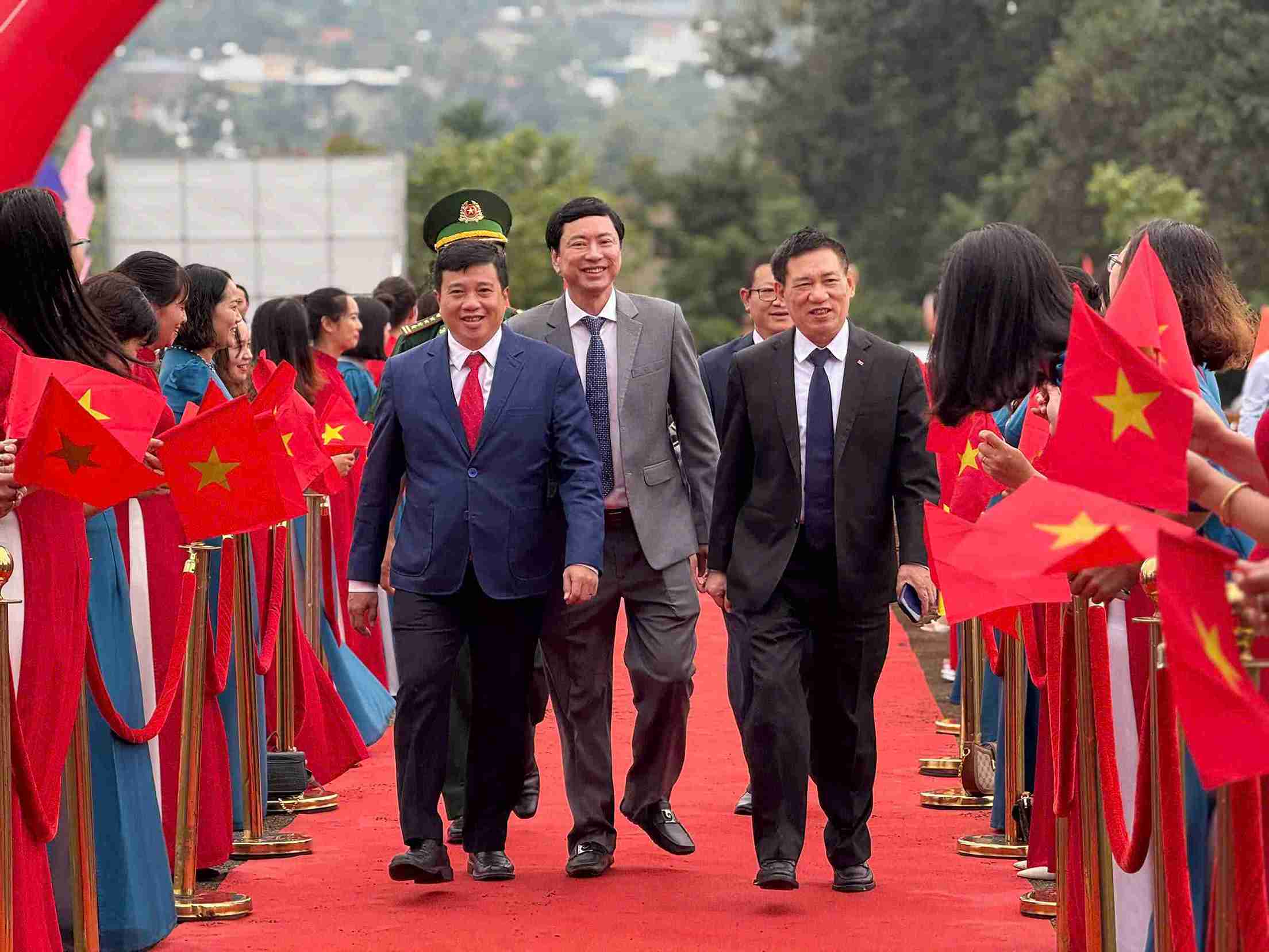 Deputy Prime Minister Ho Duc Phoc and leaders of central ministries, branches and Lam Dong province attended the groundbreaking ceremony of the Thuan An Primary and Secondary Boarding School. Photo: Le Trang