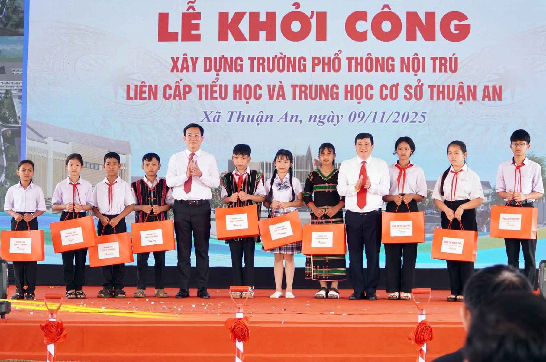 Bi thu Tinh uy Lam Dong Y Thanh Ha Nie Kdam va Chu tich UBND tinh Ho Van Muoi tang qua cho hoc sinh kho khan xa Thuan An. Anh: Hoang Hoai