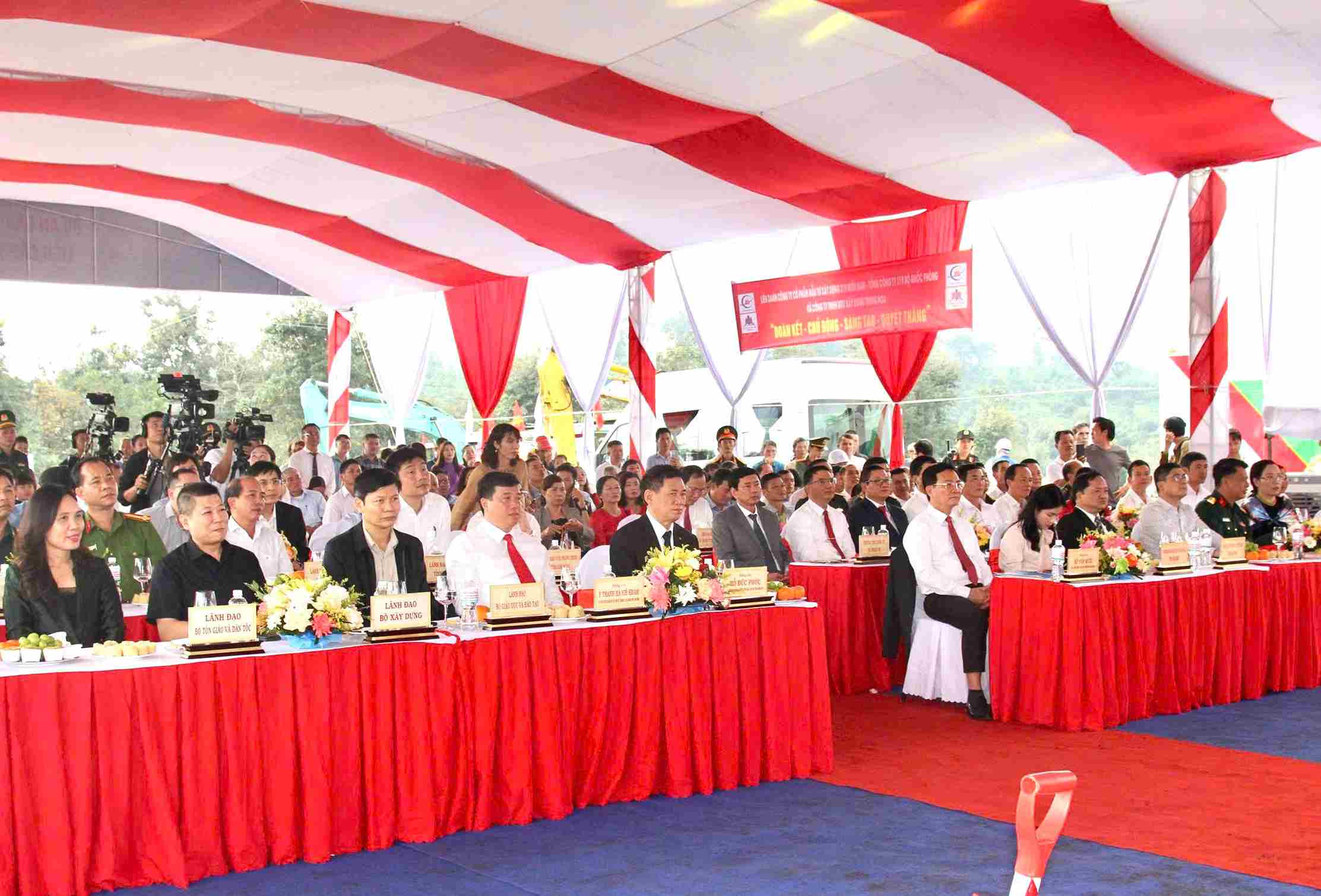 Pho Thu tuong Chinh phu Ho Duc Phoc cung cac lanh dao tinh Lam Dong du le khoi cong xay dung truong noi tru lien cap Tieu hoc va THCS tai xa Thuan An. Anh: Nguyen Giang