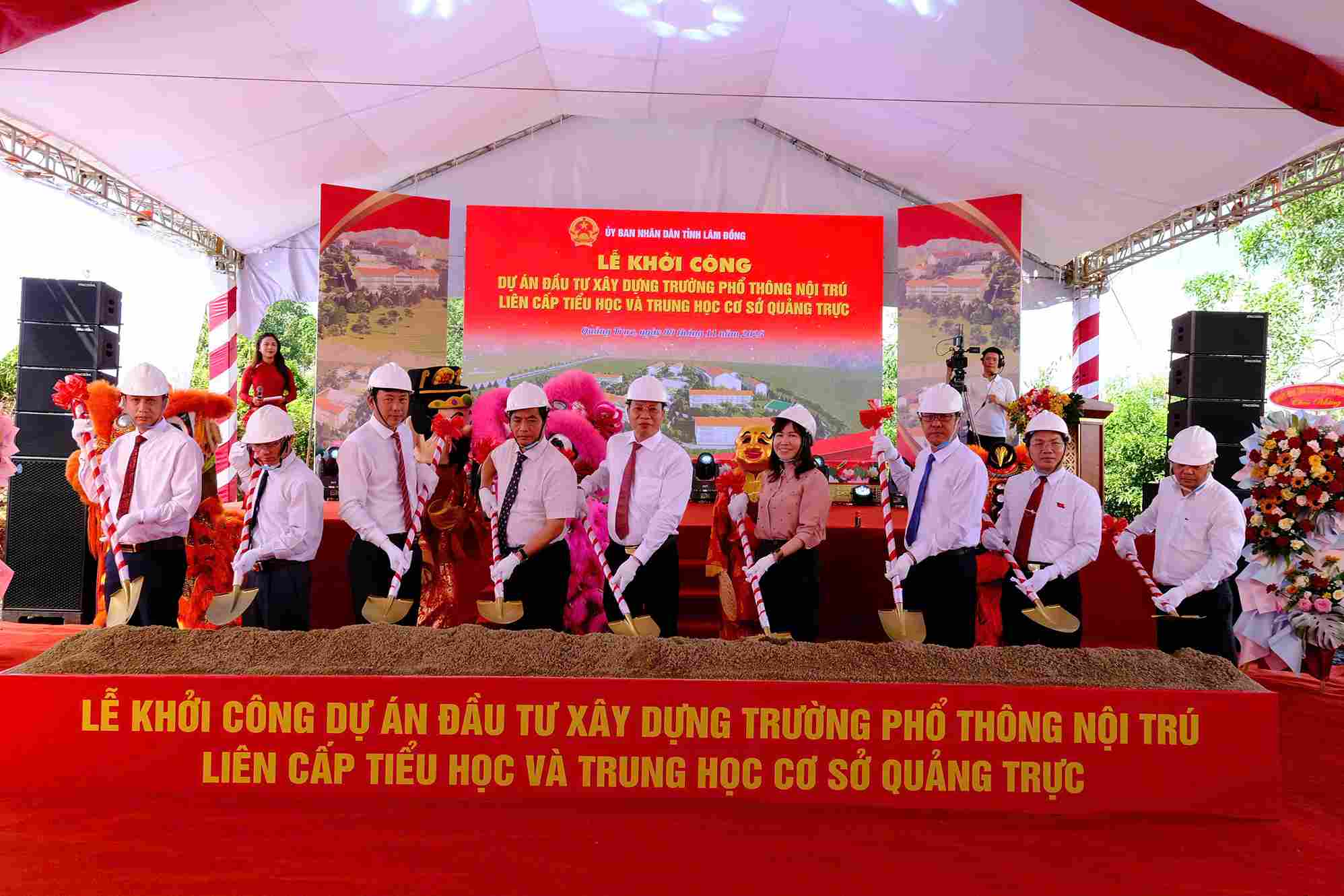 Pho Bi thu Tinh uy Lam Dong Luu Van Trung cung cac dai bieu thuc hien nghi thuc le khoi cong xay dung truong noi tru lien cap Tieu hoc va THCS Quang Truc. Anh: Phuc Khanh