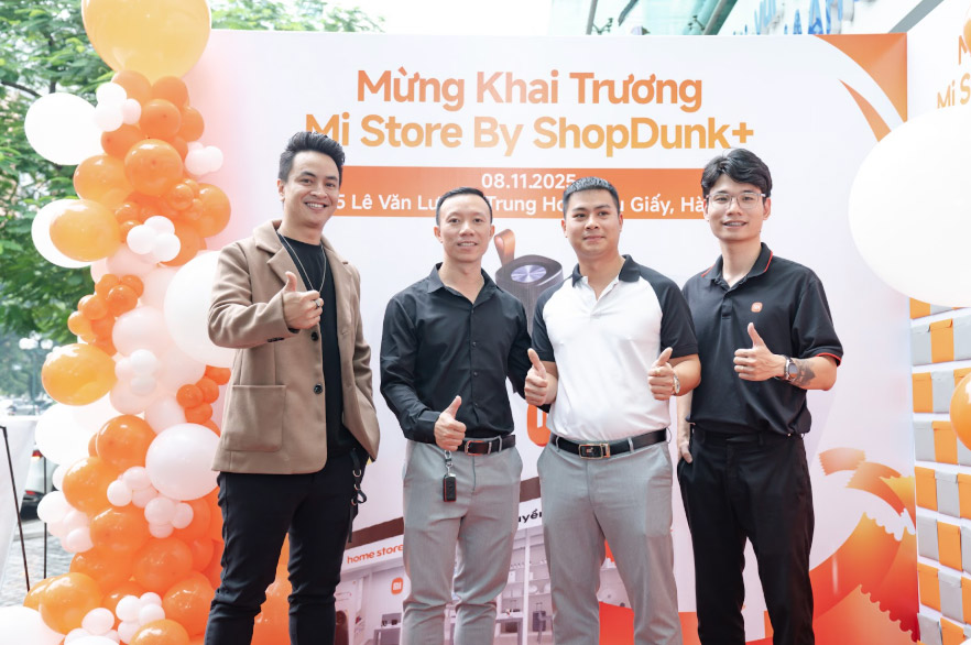 Su kien khai truong dien ra long trong voi nghi thuc cat bang khanh thanh, voi su tham du cua dai dien Giam doc va CBNV cua hang, cung dong dao khach hang va doi tac. Anh: Ky Lan